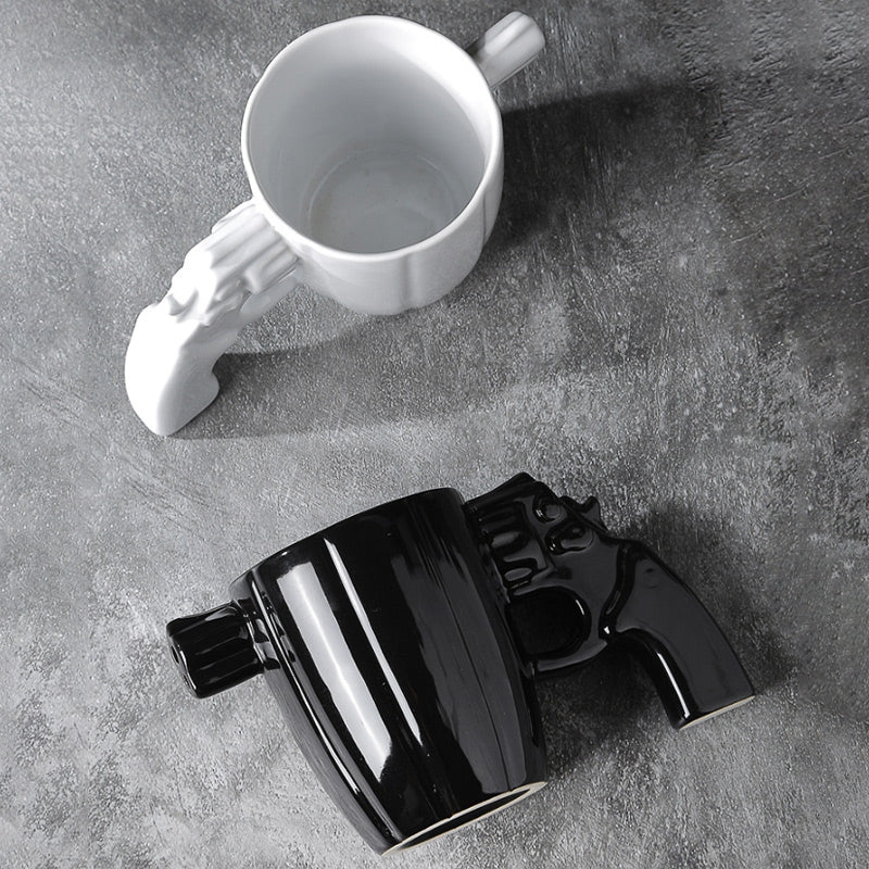 Tazza di design con manico a pistola ultra originale 