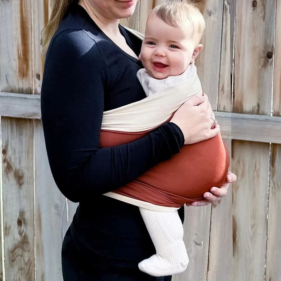 Tofarvet babybærepose til et blidt bånd i hverdagen 