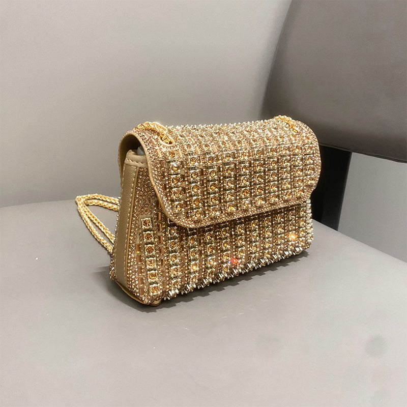 Brilla in serata con questa pochette glamour di strass 